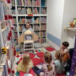 Bibliotekarka opowiada o wielorybku, widoczna grupa dzieci