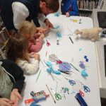 Widok na stół warsztatowy, dzieci tworzą myszkę - główną bohaterkę opowieści