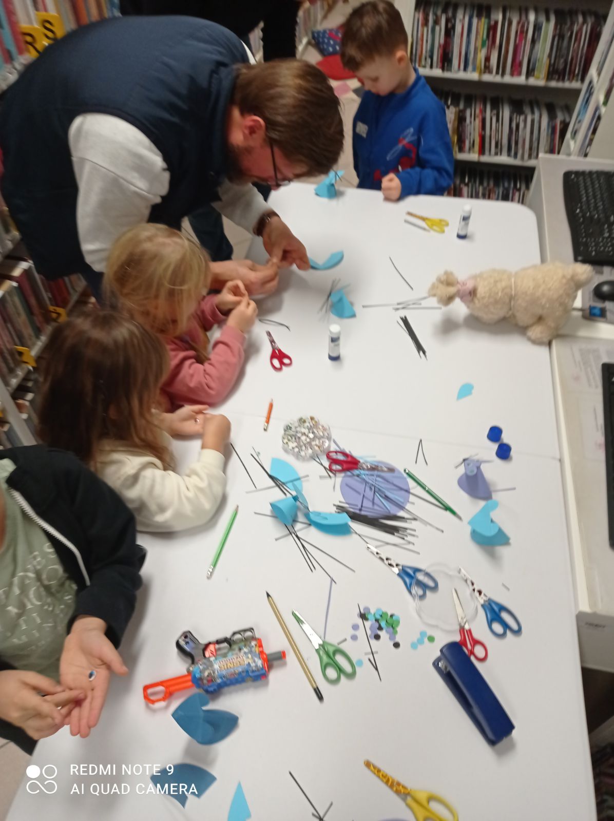 Widok na stół warsztatowy, dzieci tworzą myszkę - główną bohaterkę opowieści