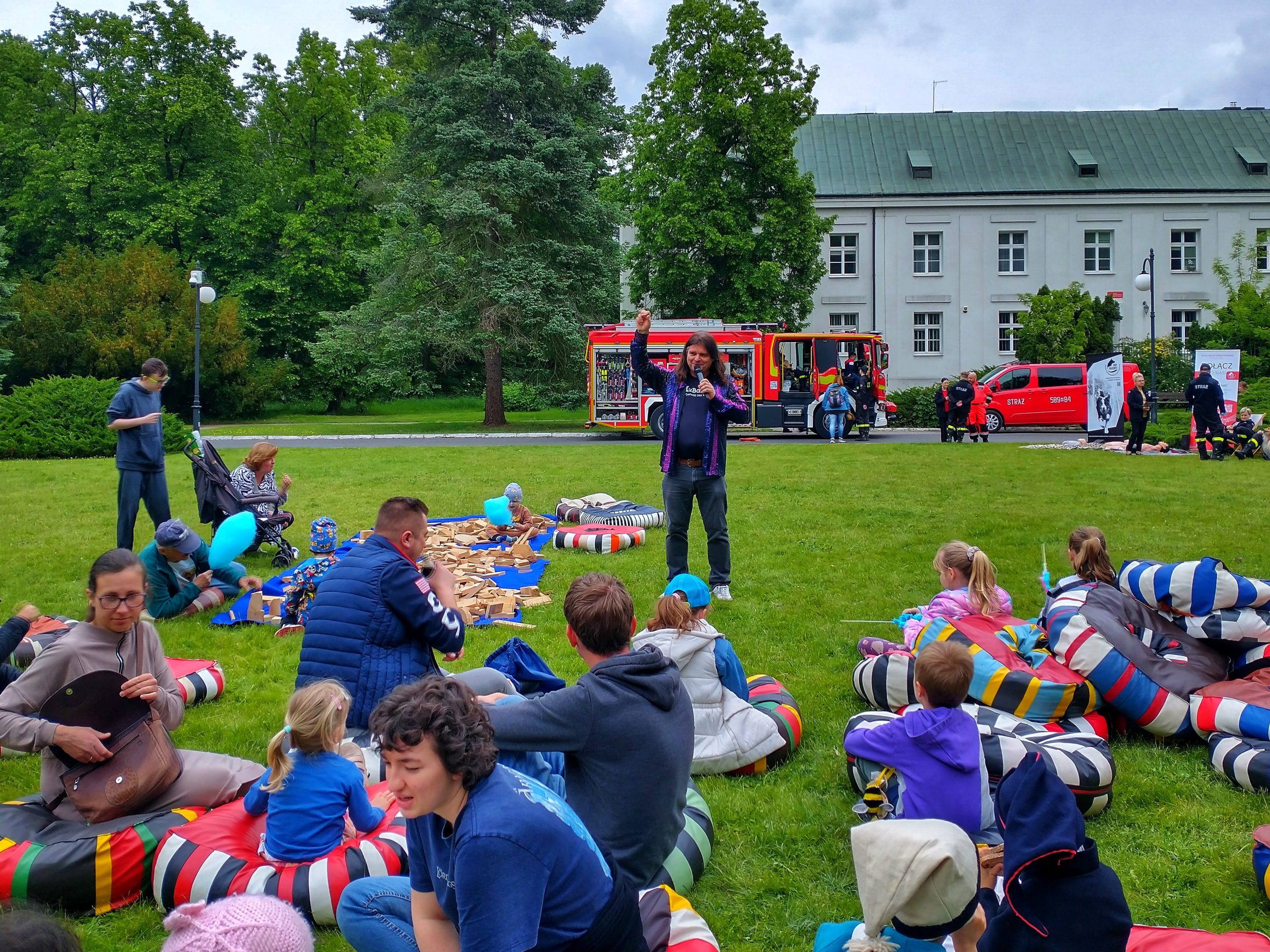 Dzieci słuchają opowieści MuBaBao w specjalnie przygotowanej strefie relaksu podczas pikniku.