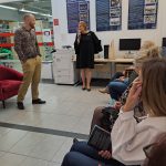 Dyrektor biblioteki dziękuje Wojciechowi Chmielarzowi za spotkanie, autor stoi z rękami w kieszeniach