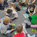 Grupa dzieci podczas zabawy klockami, układają elementy rafy