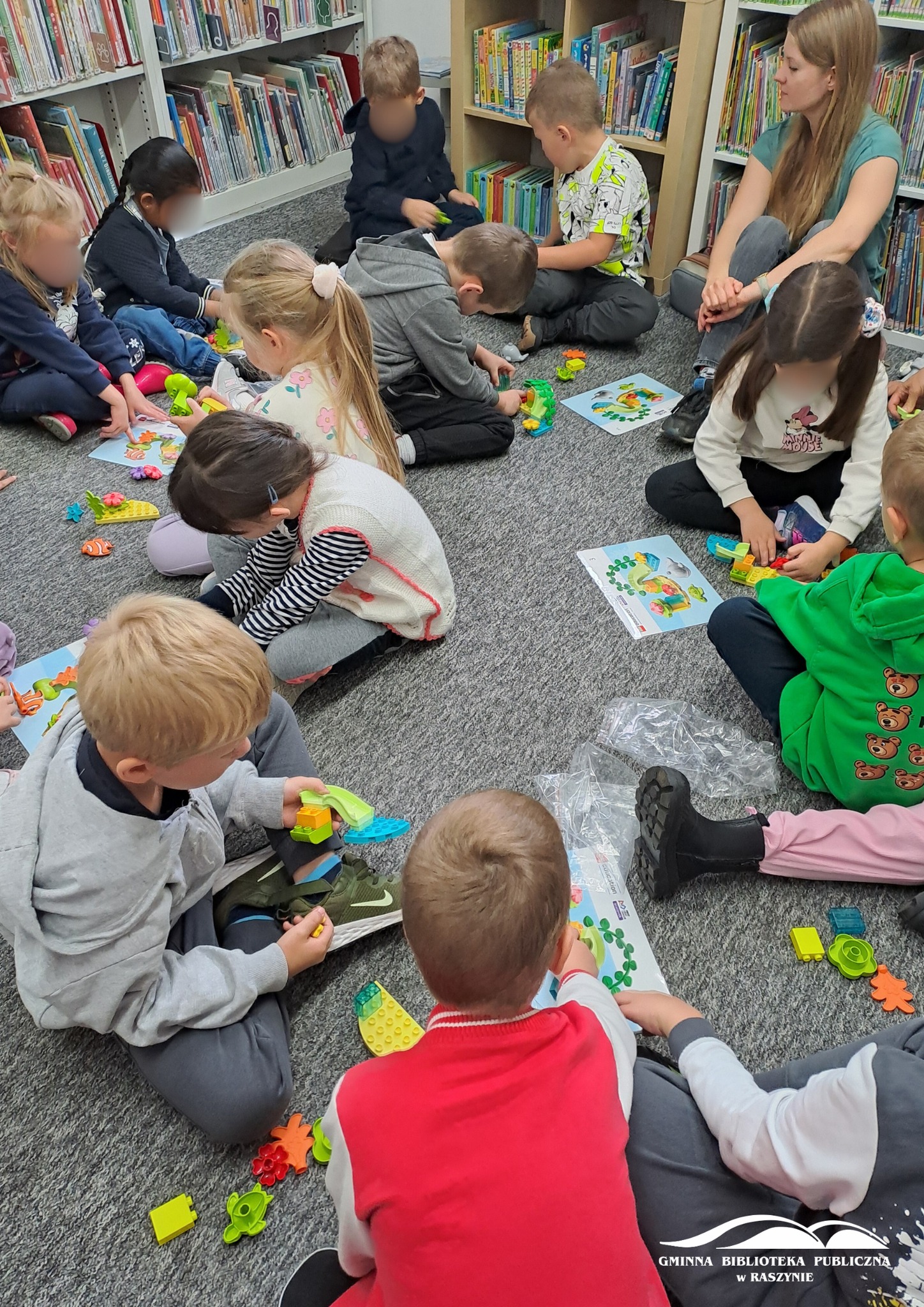 Grupa dzieci podczas zabawy klockami, układają elementy rafy