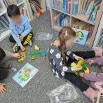 Grupa dzieci podczas zabawy klockami duplo