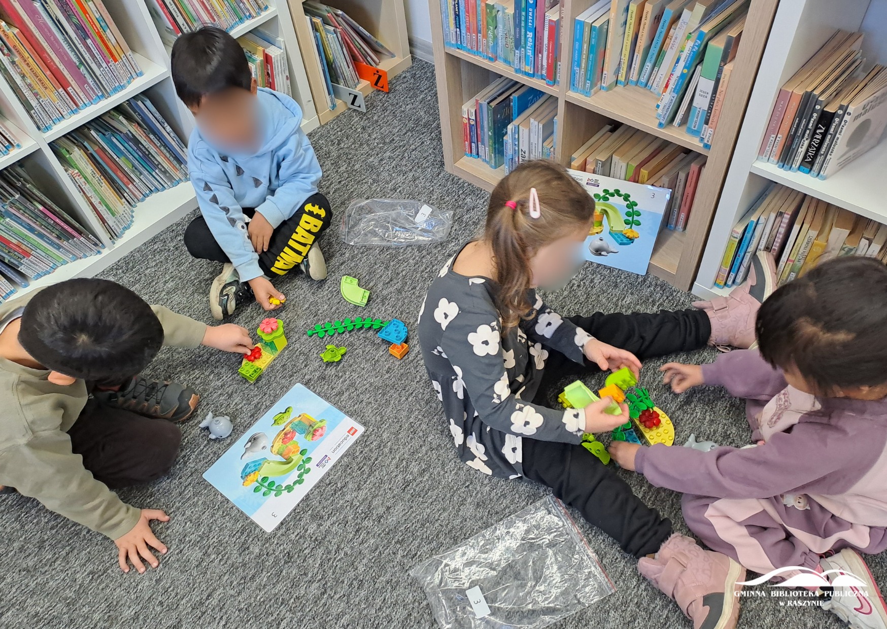 Grupa dzieci podczas zabawy klockami duplo