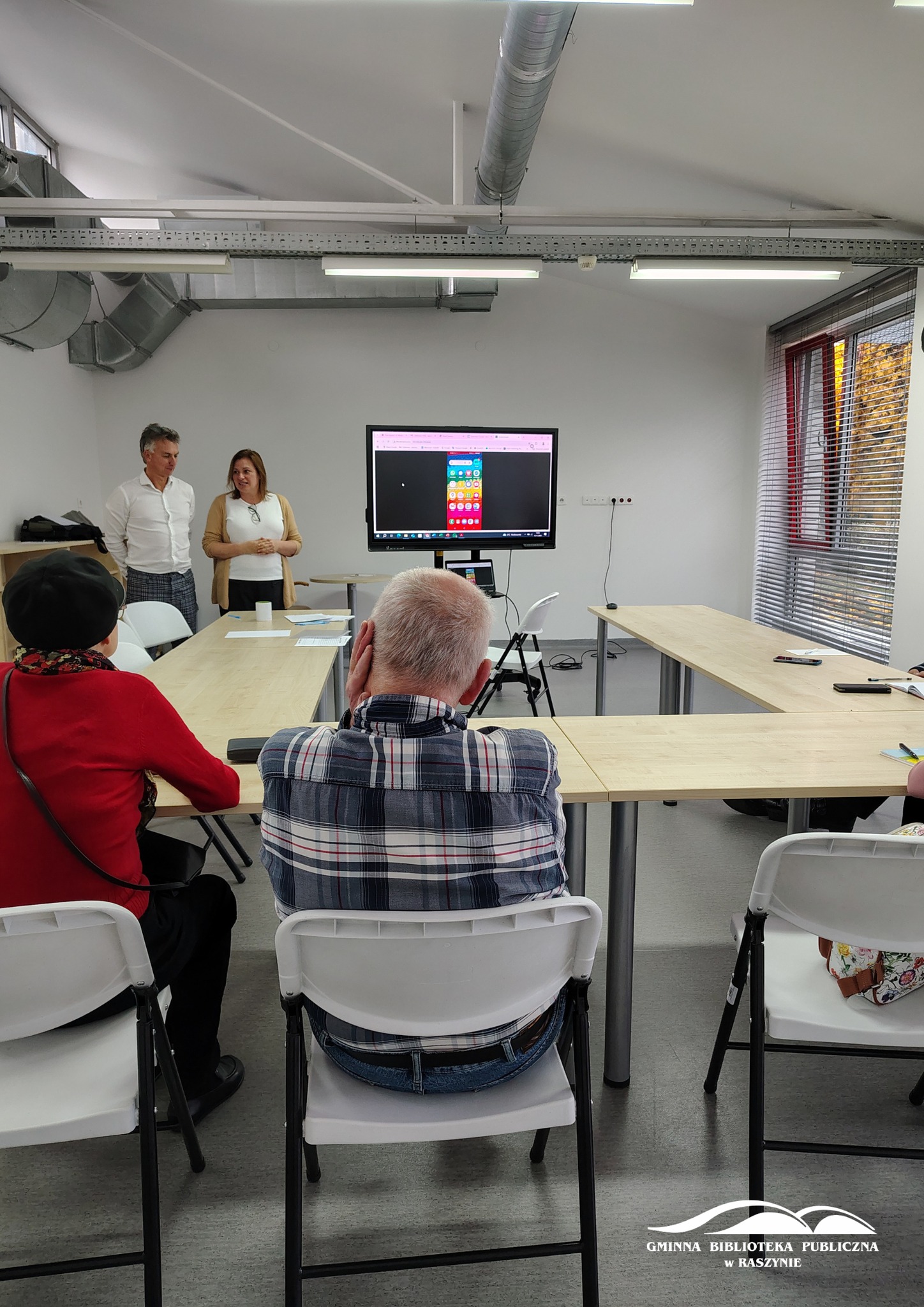 Powitanie uczestników przez prowadzącego zajęcia i dyrektor biblioteki