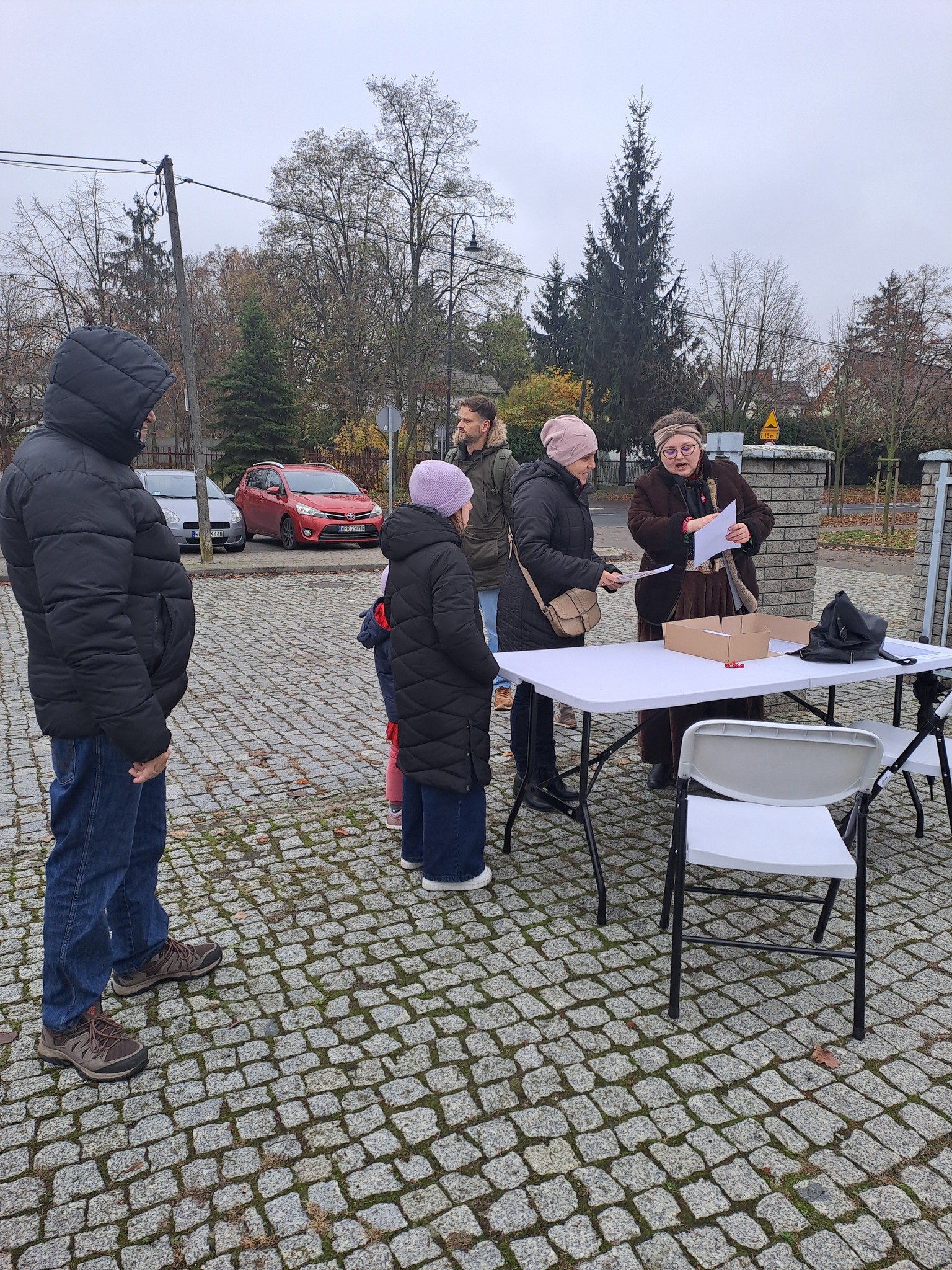Grupa uczestników gry patriotycznej