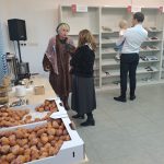 Organizatorka wydarzenia Dorota Betko ze Stowarzyszenia Projekt Raszyn 1809 przy stole z poczęstunkiem