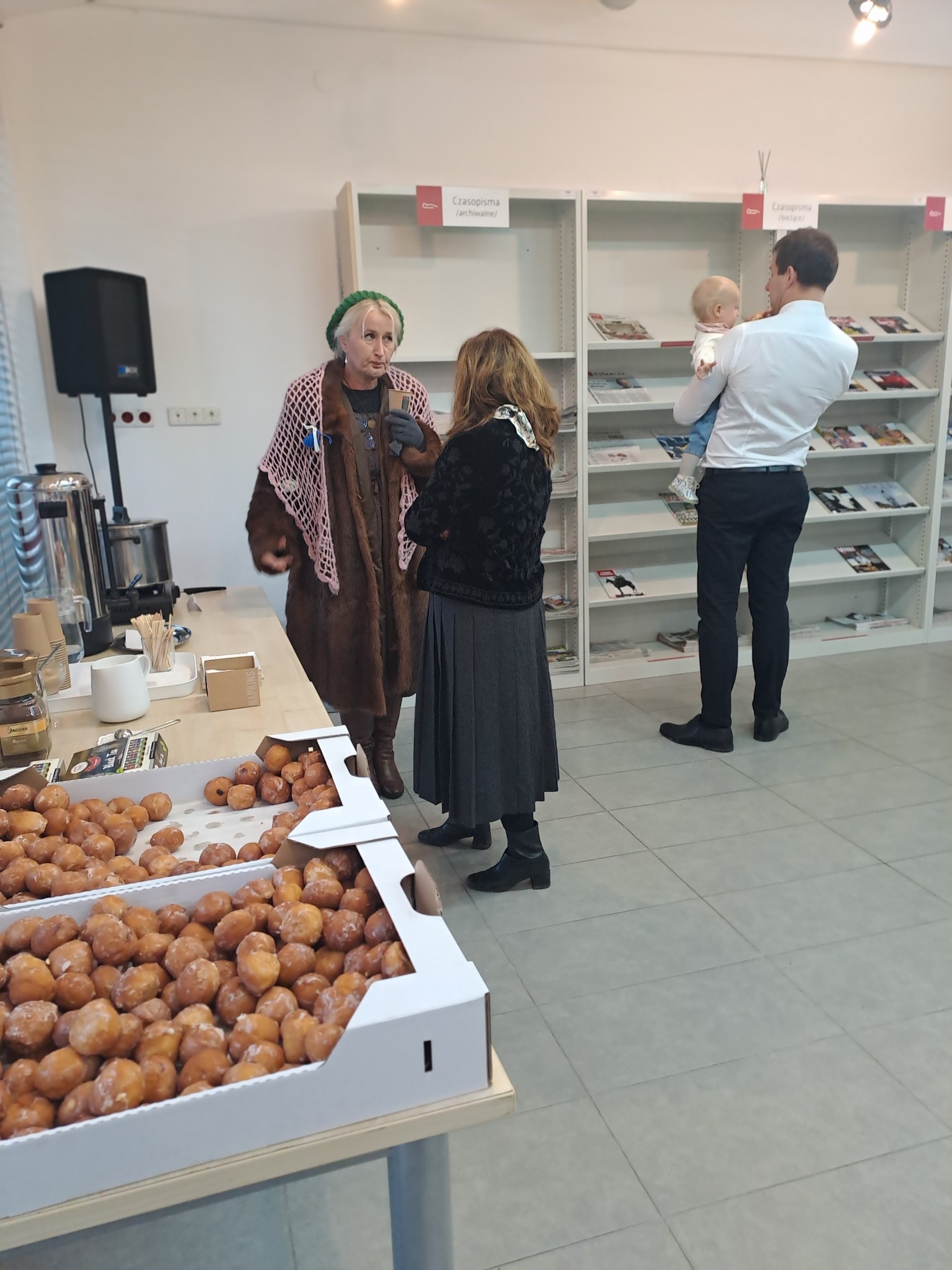 Organizatorka wydarzenia Dorota Betko ze Stowarzyszenia Projekt Raszyn 1809 przy stole z poczęstunkiem