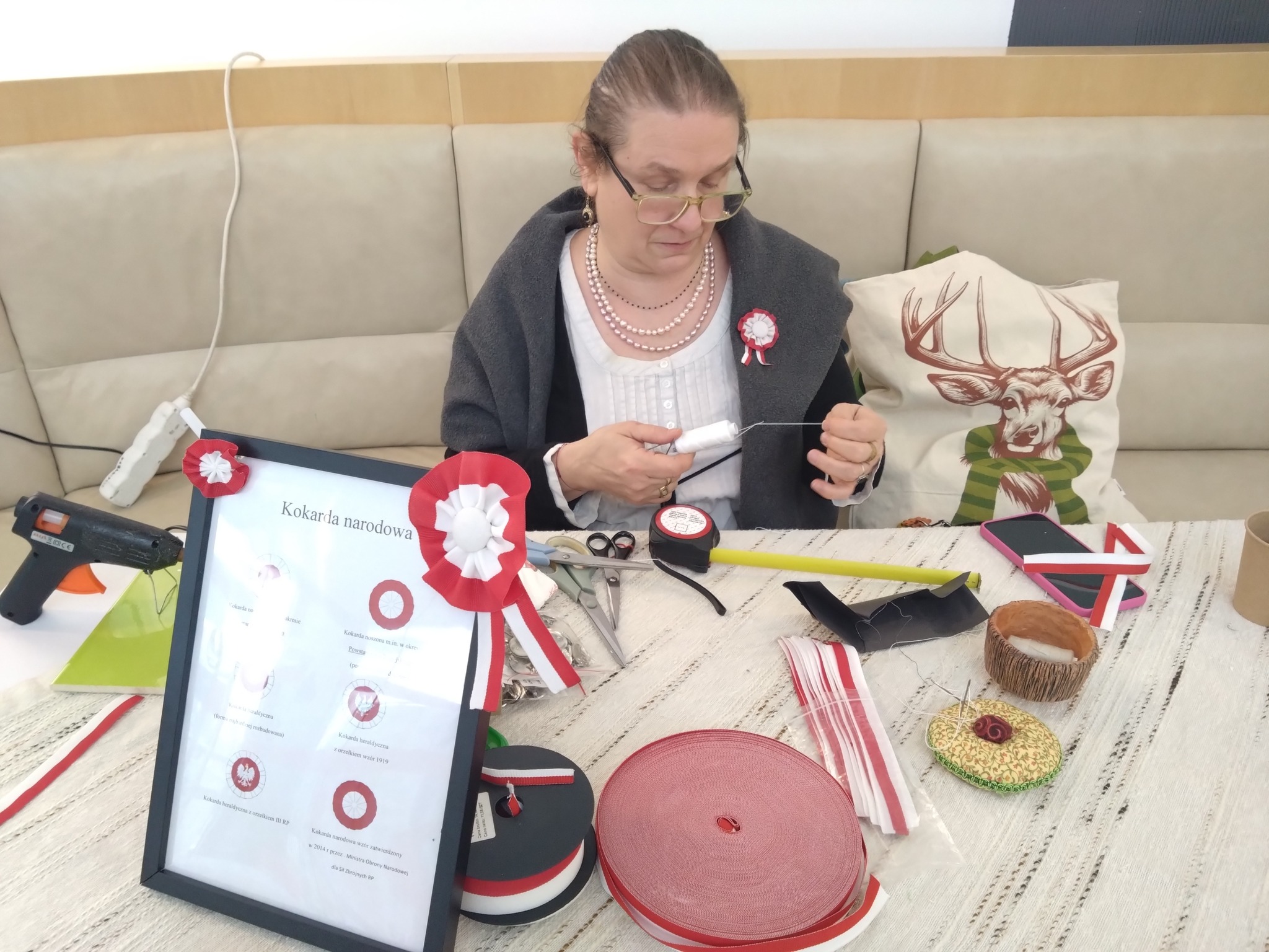 Warsztaty tworzenia kokard narodowych - zbliżenie na prowadzącą