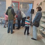 Uczestnicy próbują gorącego napoju korzenno-jabłkowego