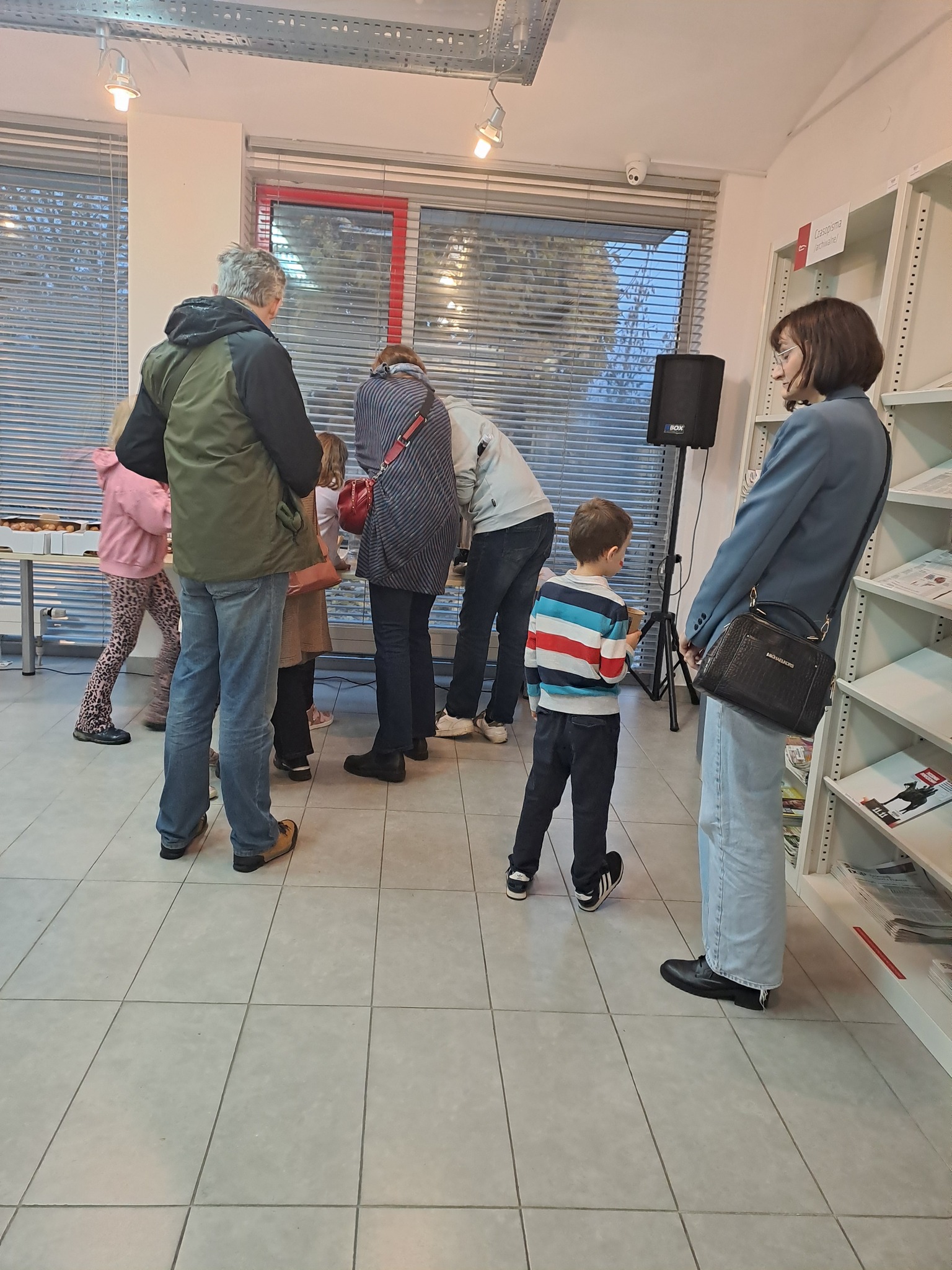 Uczestnicy próbują gorącego napoju korzenno-jabłkowego