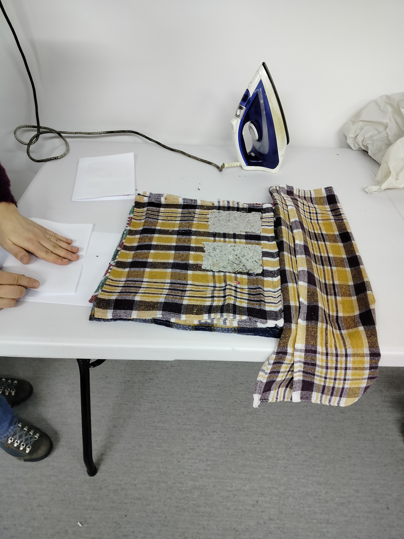 Stacja do prasowania papieru z serwetą i żelazkiem