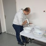 Prowadzący miksuje pulpę papierową