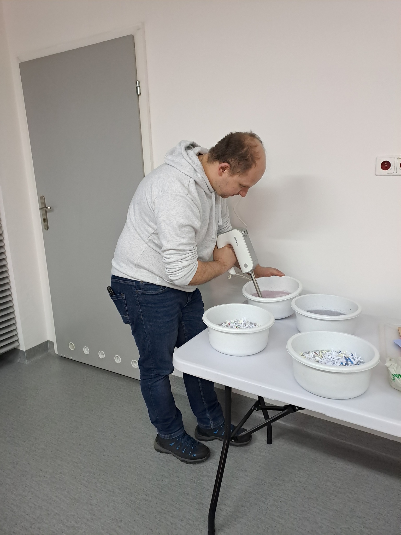 Prowadzący miksuje pulpę papierową