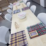 Stoły z materiałami warsztatowymi