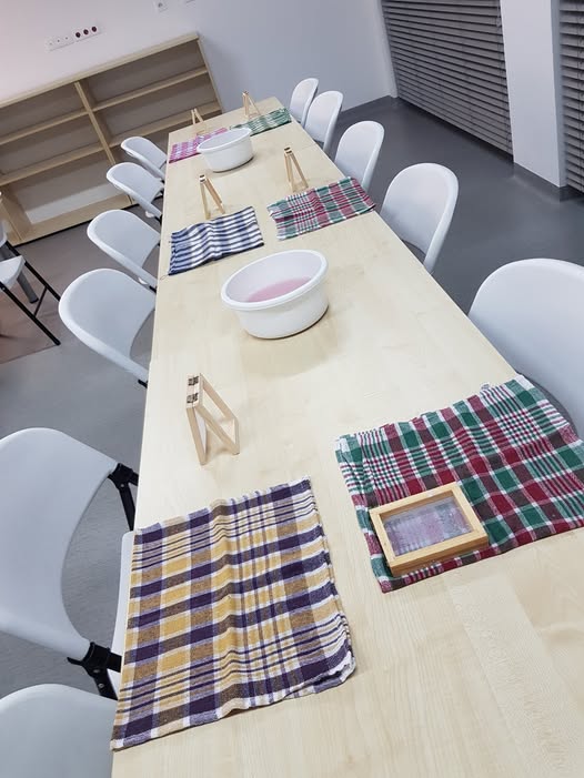 Stoły z materiałami warsztatowymi