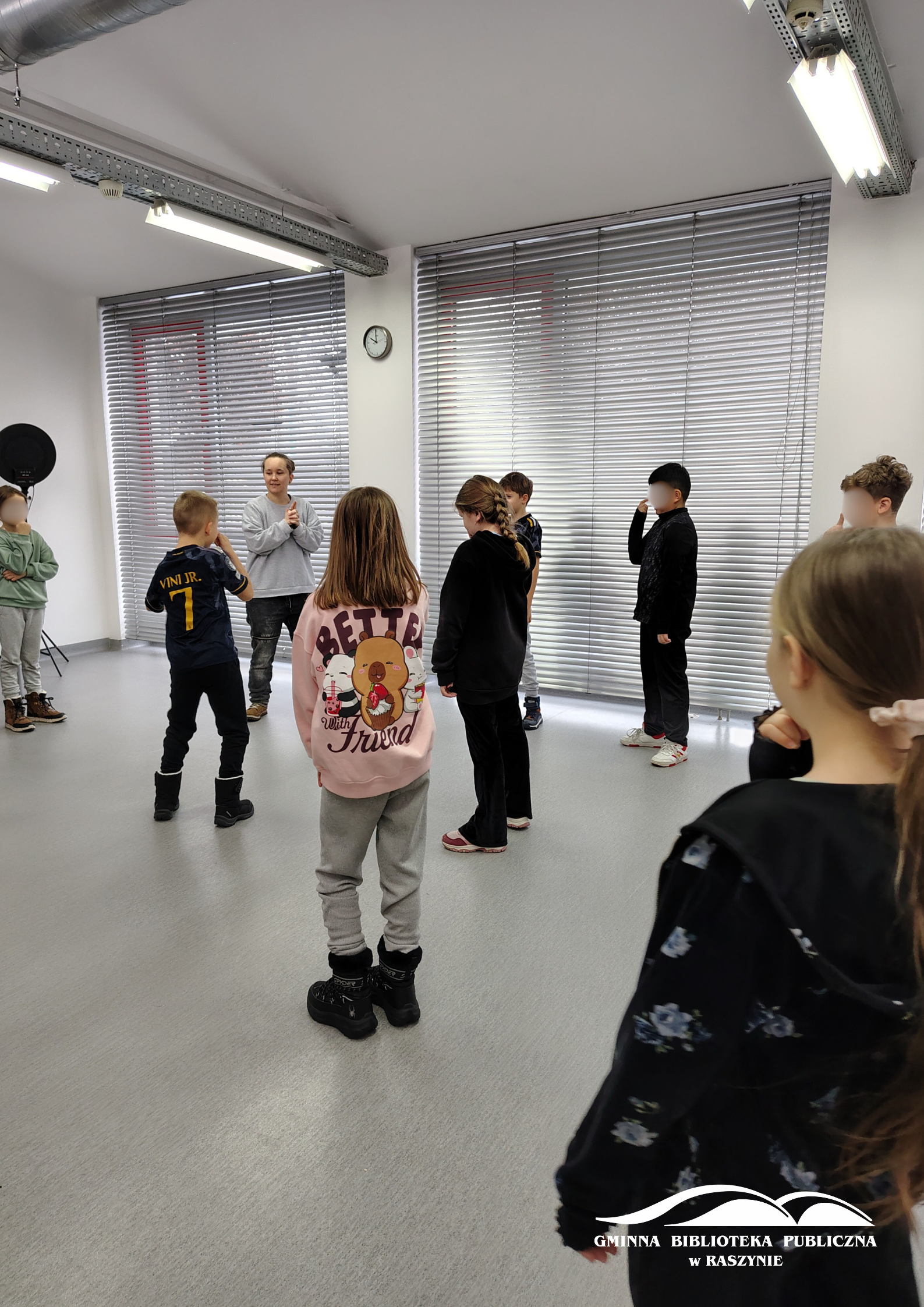 Zabawa w Simon says - uczniowie łapią się za nosy