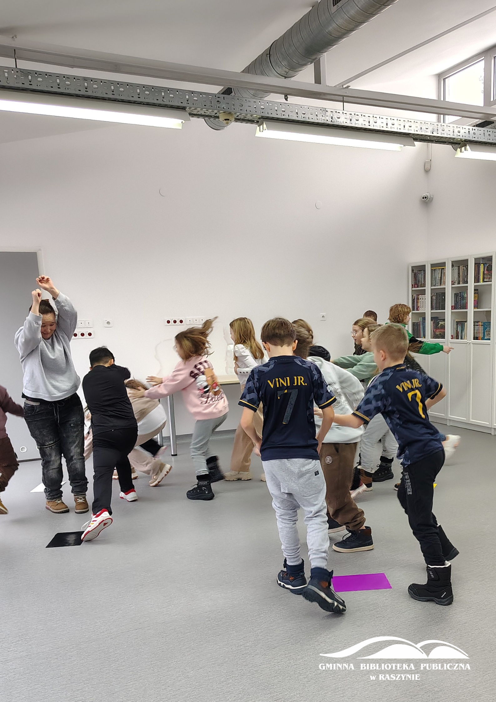 Zabawa w kolory - uczniowie stoją w grupkach przy kolorowych kartkach na podłodze