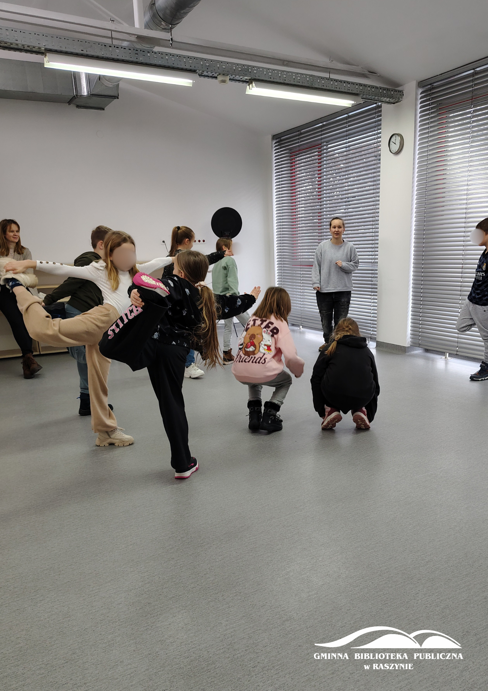 Zabawa Simon says - uczniowie łapią się za stopy