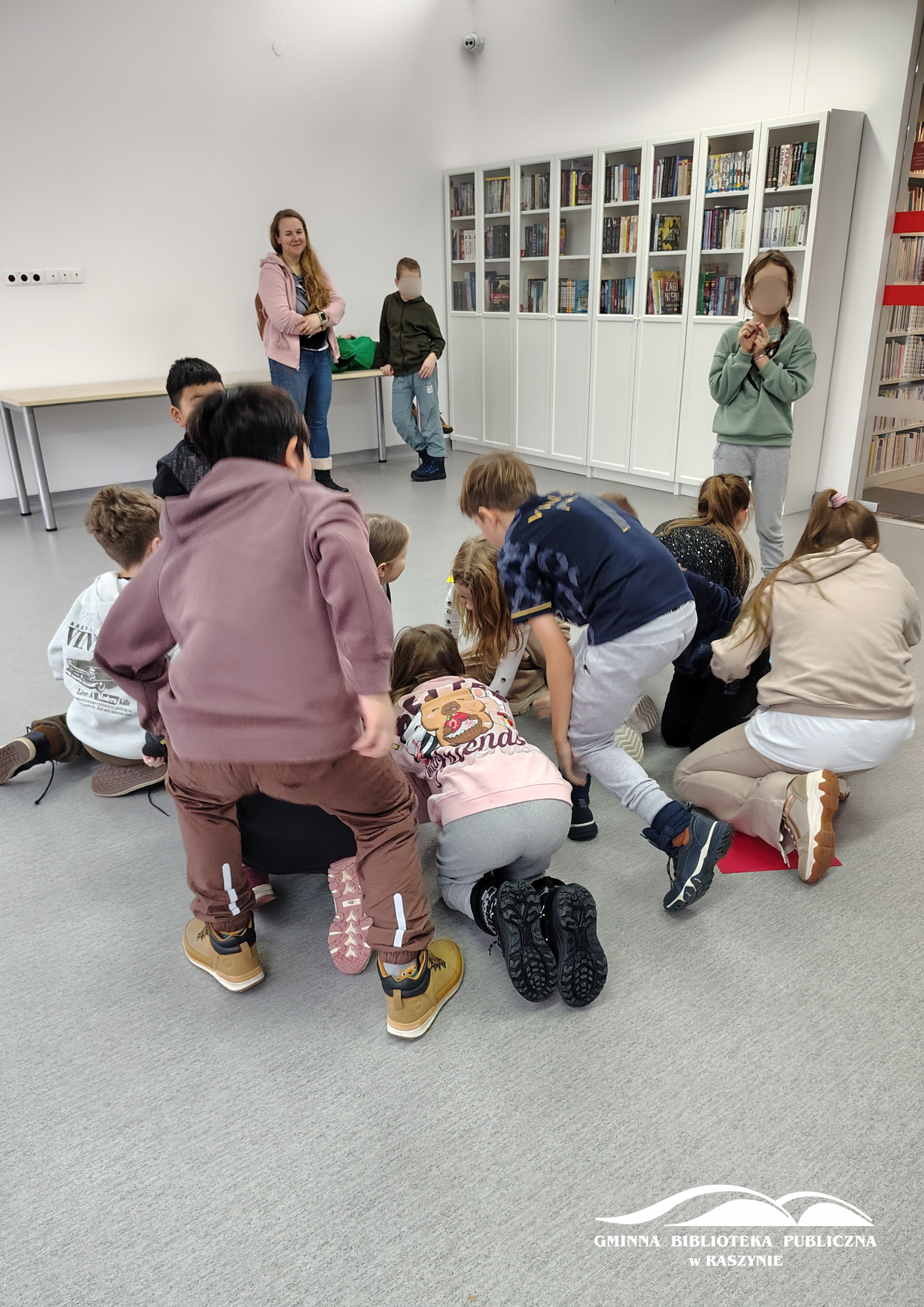 Zabawa w kolory - uczniowie kucają wokół kartki na podłodze