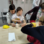 Uczestnicy podczas mieszania roztworu soli i wody