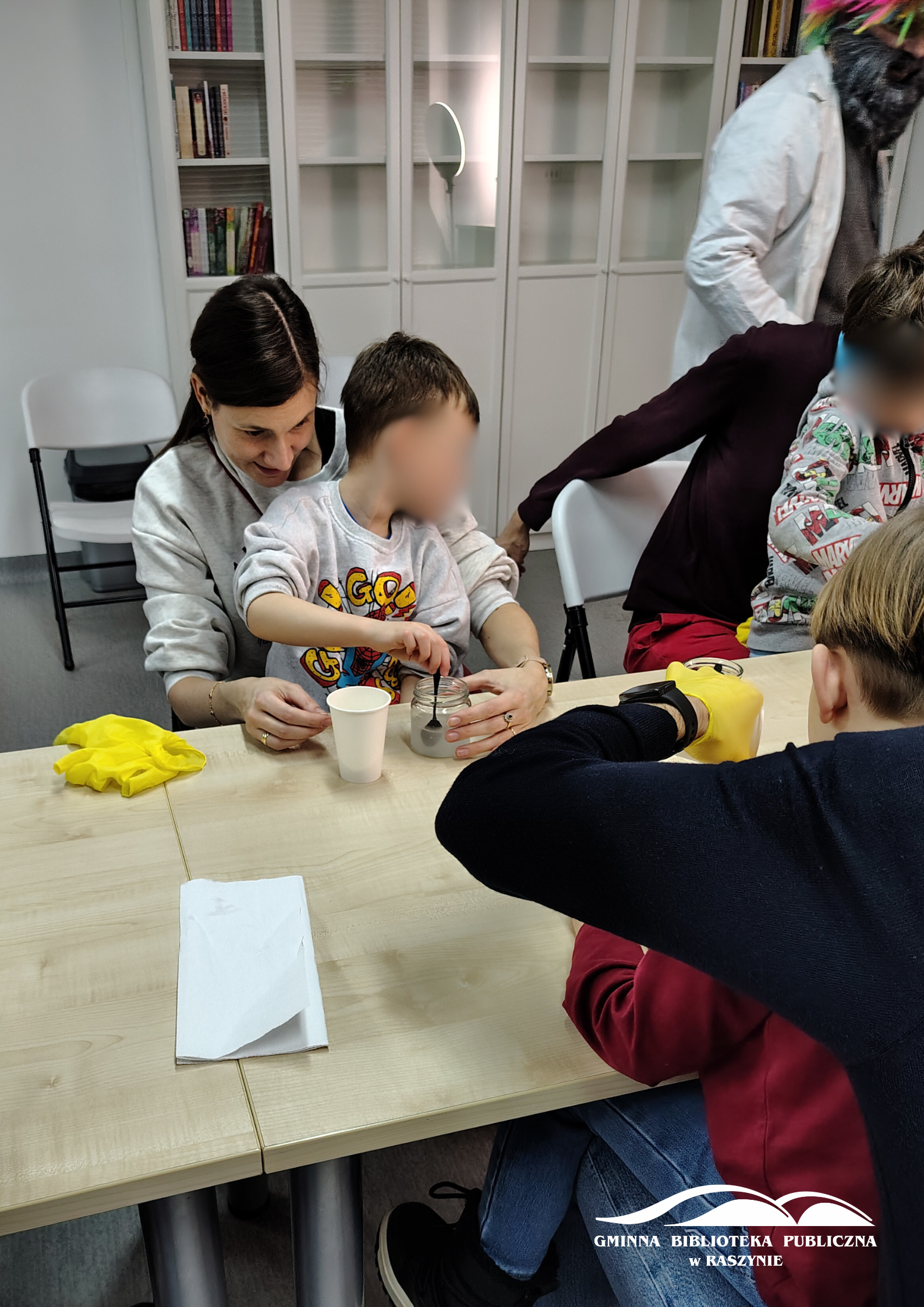 Uczestnicy podczas mieszania roztworu soli i wody