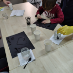 Malowanie po czarnej kartce roztworem wody z solą