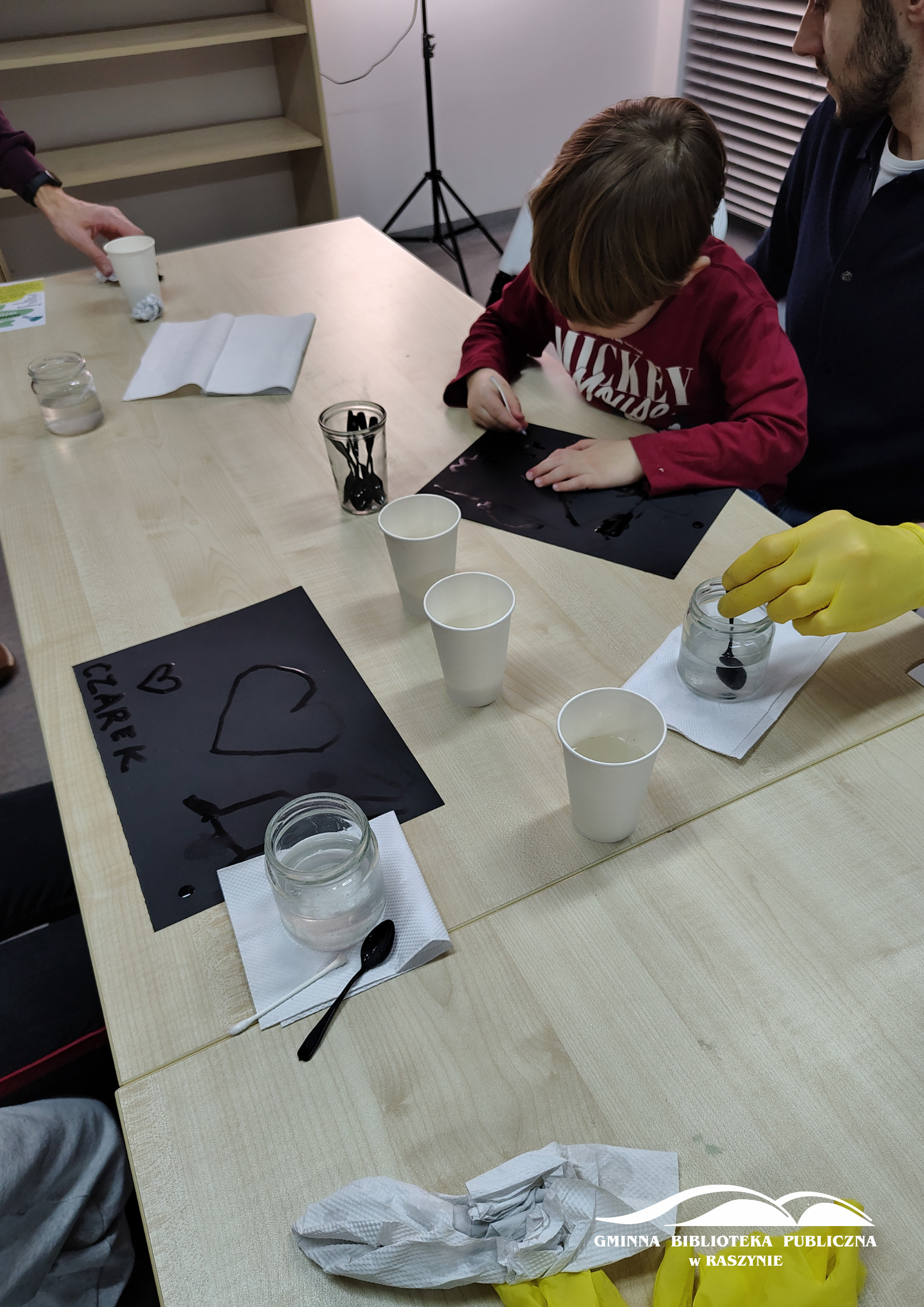 Malowanie po czarnej kartce roztworem wody z solą