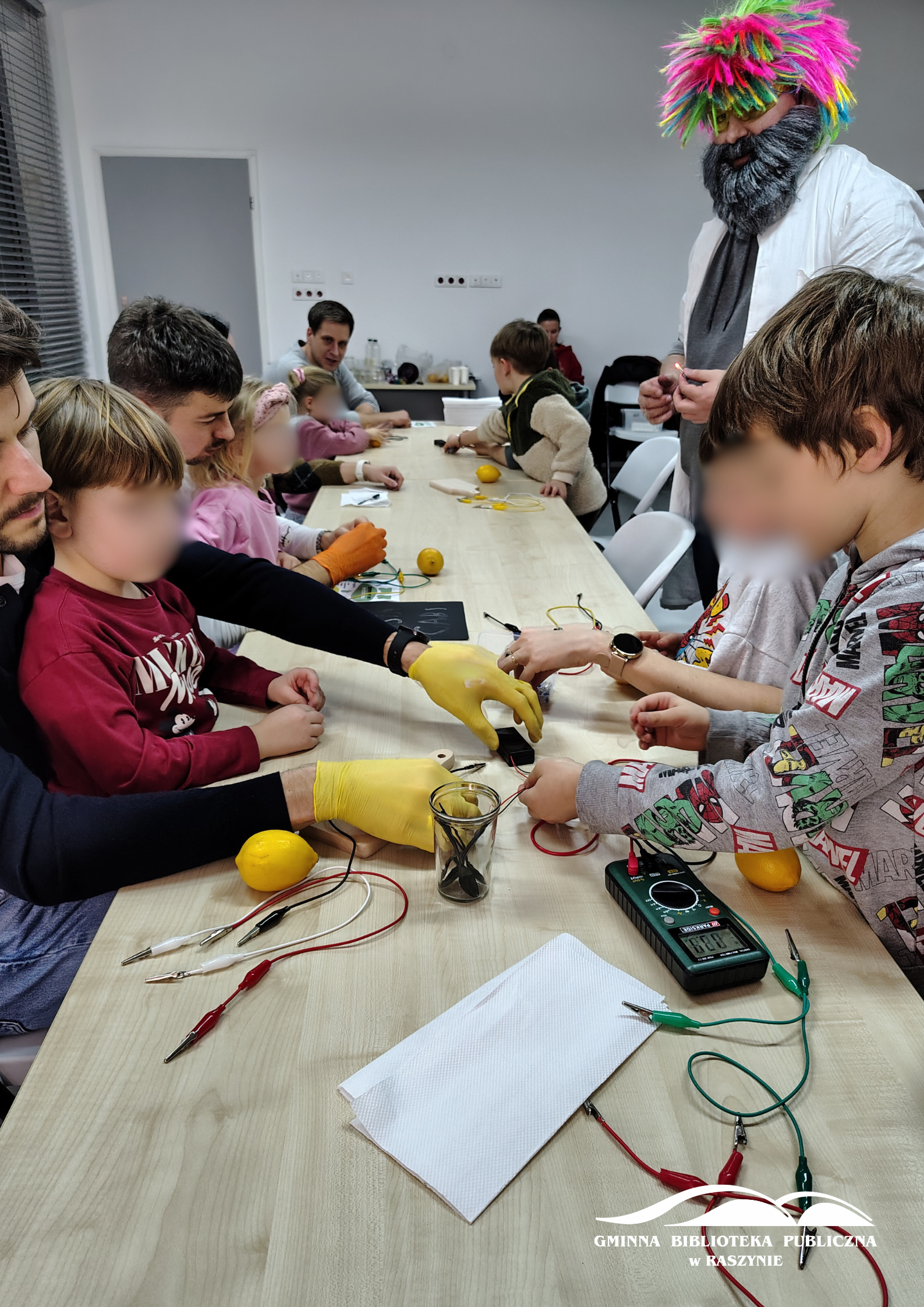 Uczestnicy podłączają woltomierze do cytryny