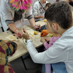 Prowadzący sprawdza napięcie w cytrynie