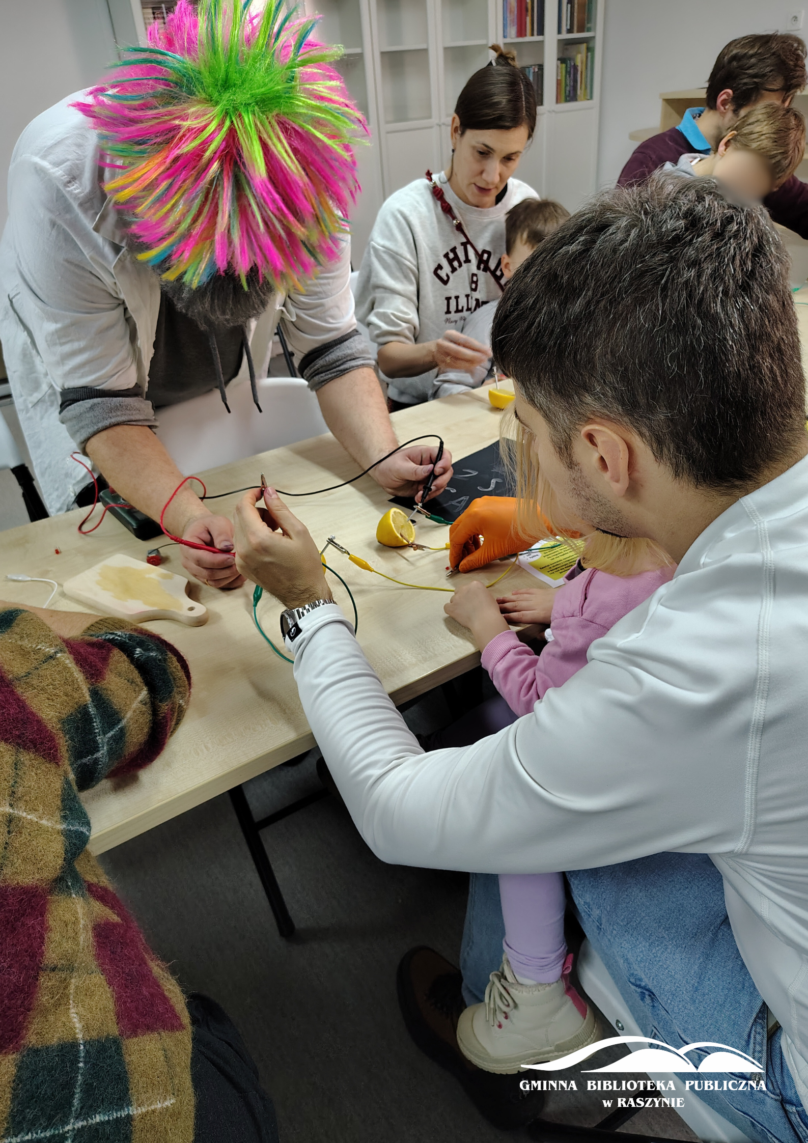 Prowadzący sprawdza napięcie w cytrynie