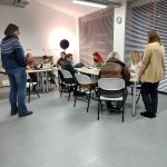 Grupa uczestników warsztatów kolażowych