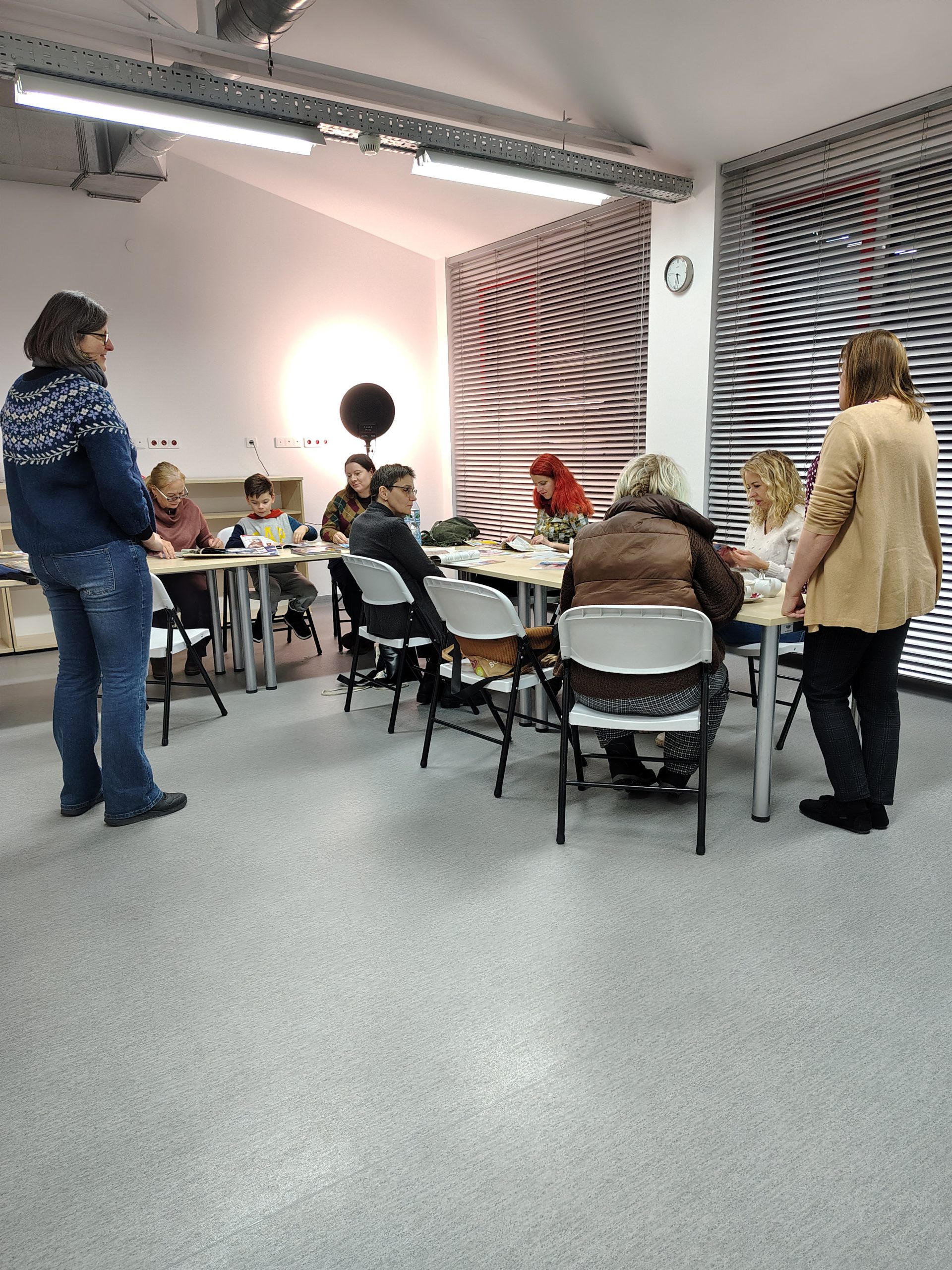 Grupa uczestników warsztatów kolażowych