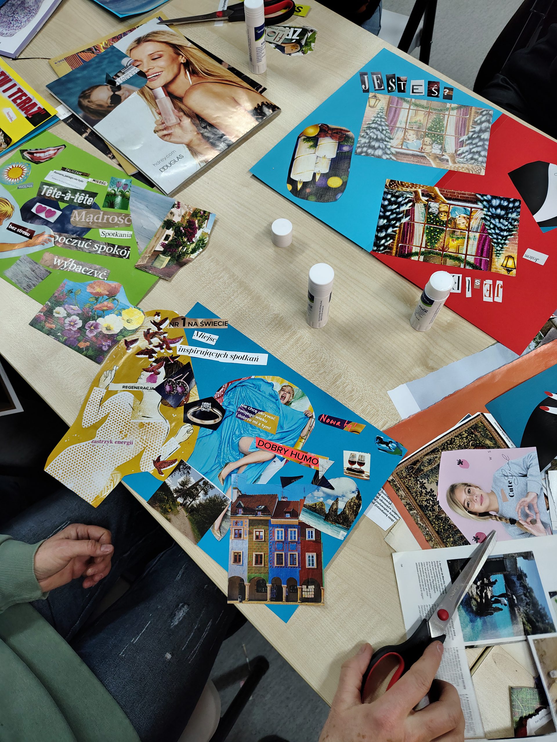 Zbliżenie na powstający kolaż