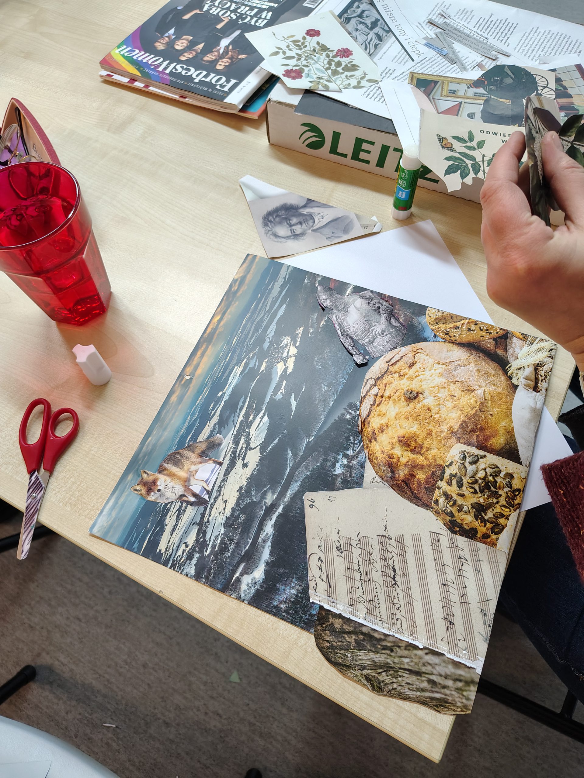 Zbliżenie na powstający kolaż z motywem kosmicznym