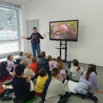 Dzieci oglądają krótki film o anakondach