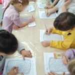 Dzieci podczas pracy nad zadaniami z książki