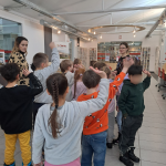 Bibliotekarka wita uczniów w holu biblioteki