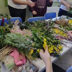 Stół z materiałami do wieńców