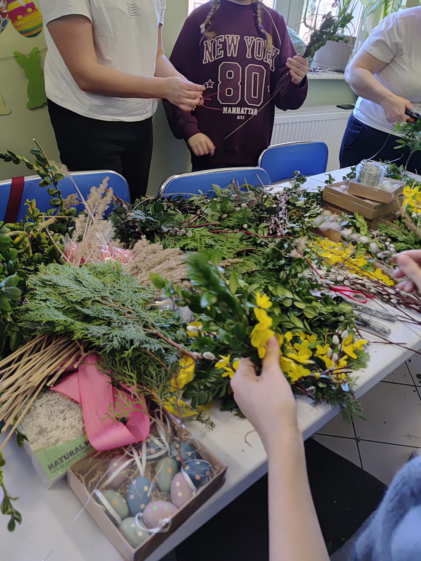 Stół z materiałami do wieńców