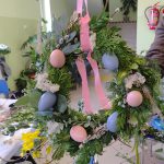 Jeden z powstałych wieńców z brzoskwiniowymi i błękitnymi jajkami