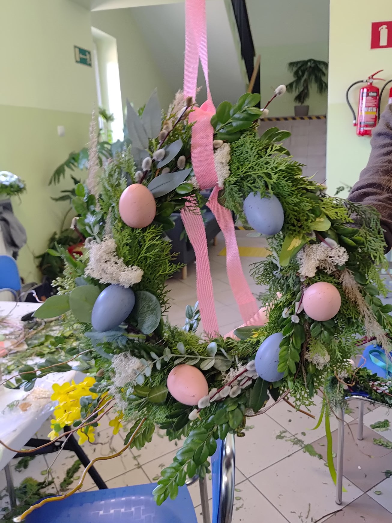 Jeden z powstałych wieńców z brzoskwiniowymi i błękitnymi jajkami
