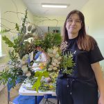 Jedna z uczestniczek trzyma wykonany przez siebie wieniec