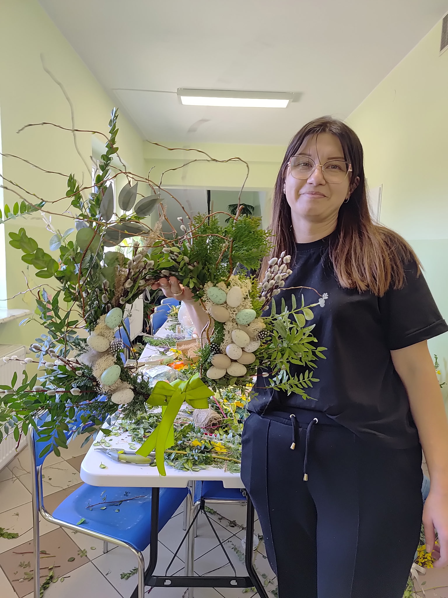 Jedna z uczestniczek trzyma wykonany przez siebie wieniec