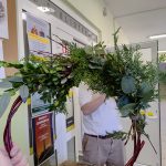 Zbliżenie na powstający zielony wieniec