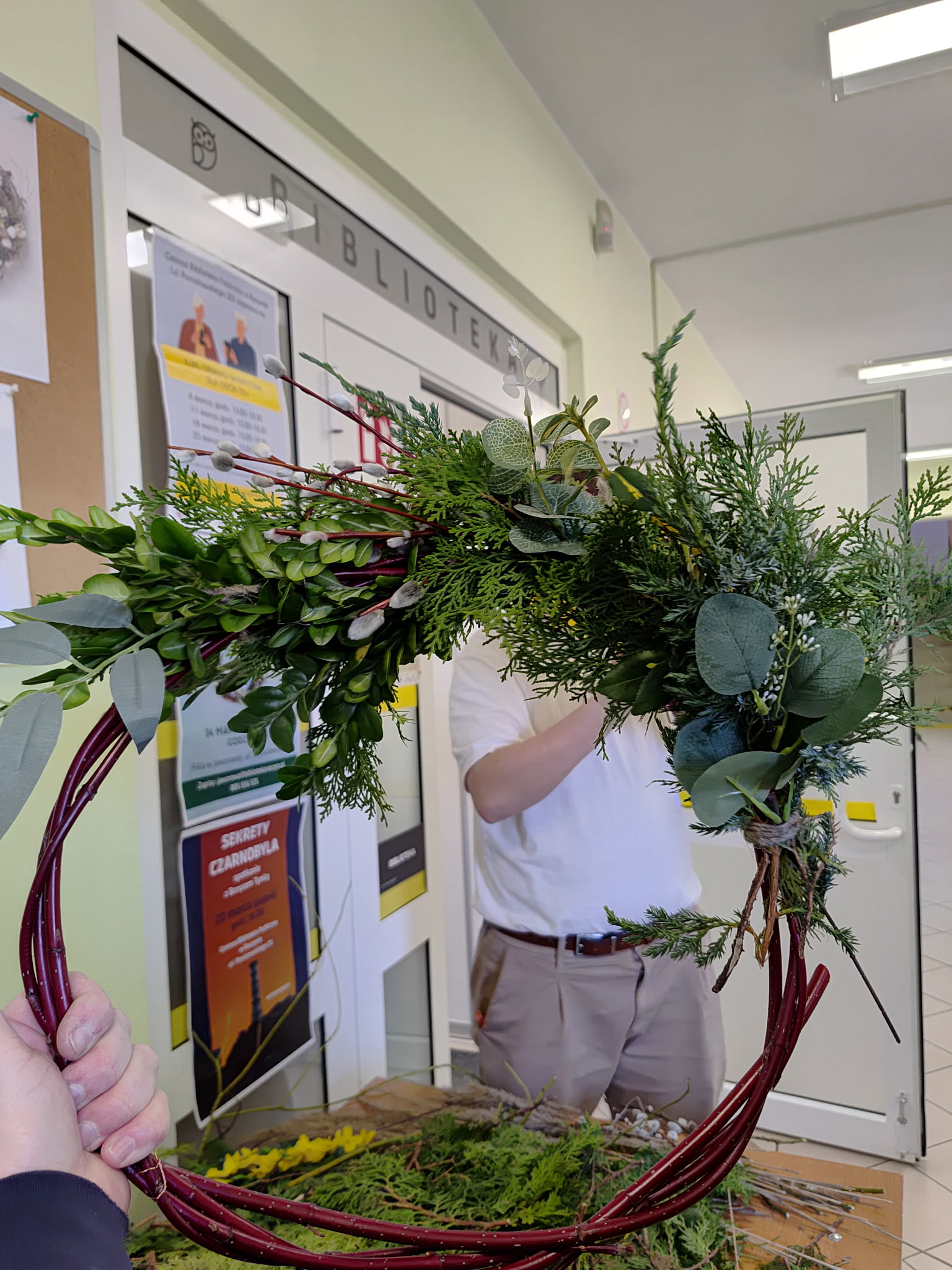 Zbliżenie na powstający zielony wieniec