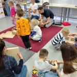 Uczestnicy warsztatów podczas zabawy z tekturowymi pudełkami