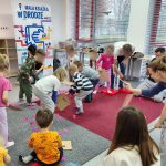 Uczestnicy warsztatów podczas zabawy z piórkami