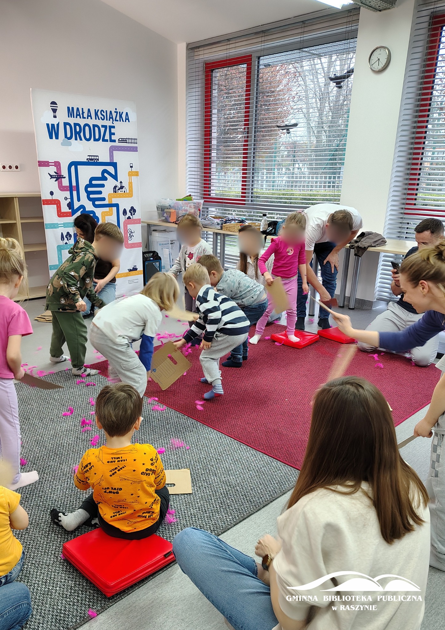 Uczestnicy warsztatów podczas zabawy z piórkami